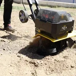 Motoazada a batería en la tierra
